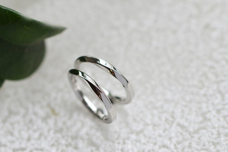 Renri レンリで人気の手作り オーダーメイドのご結婚指輪のデザインについて ひねりをいれた立体的な凛とした表情のメビウス加工 Renri レンリ